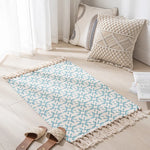 Tapis et coussins décoratifs dans une chambre de style bohème, avec des motifs géométriques, des franges et des textiles naturels qui créent une ambiance apaisante et accueillante.