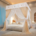 Cette image montre un lit à baldaquin avec un joli décor en dentelle blanche et une couette blanche, créant une ambiance romantique et douillette dans cette chambre.