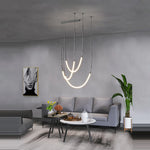 Lustre LED design nordique minimaliste suspendu au plafond d'un salon moderne