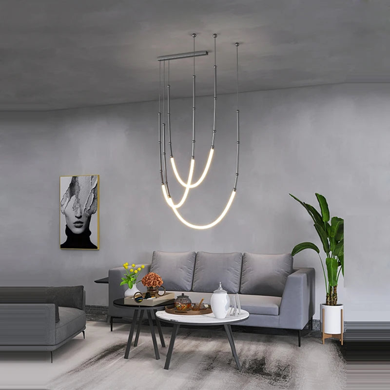 Lustre LED design nordique minimaliste suspendu au plafond d'un salon moderne