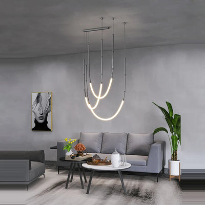 Lustre LED design nordique minimaliste suspendu au plafond d'un salon moderne
