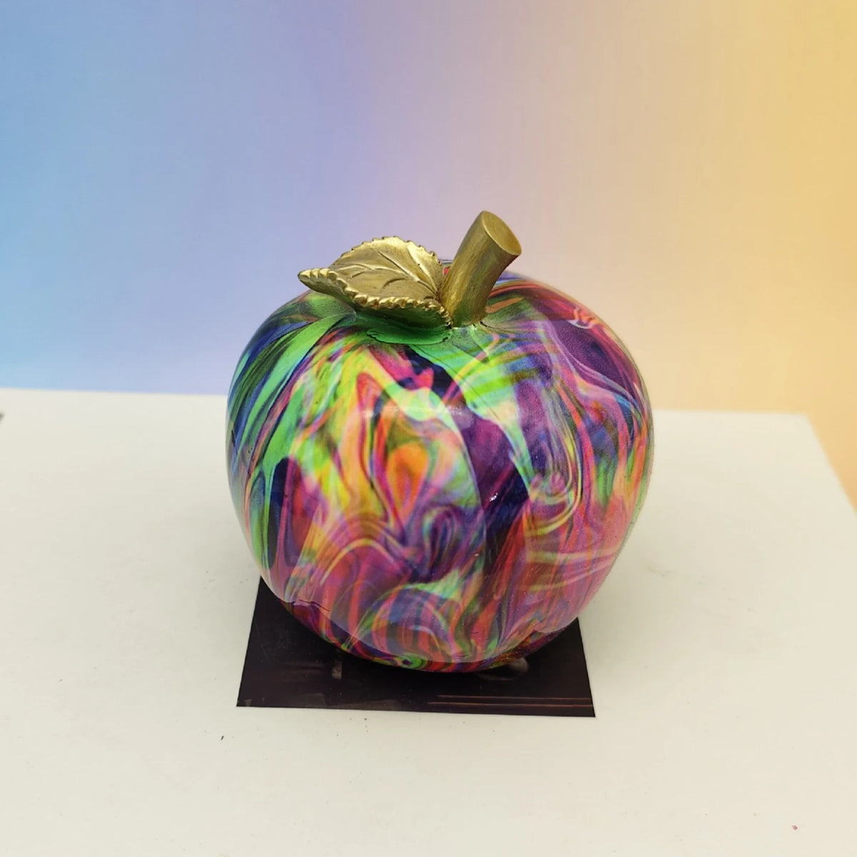 statue pomme multicolore motifs floraux abstraits résine décoration moderne contemporaine artisanale feuillette dorée