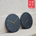Horloge murale en ardoise 3D or dans un salon contemporain