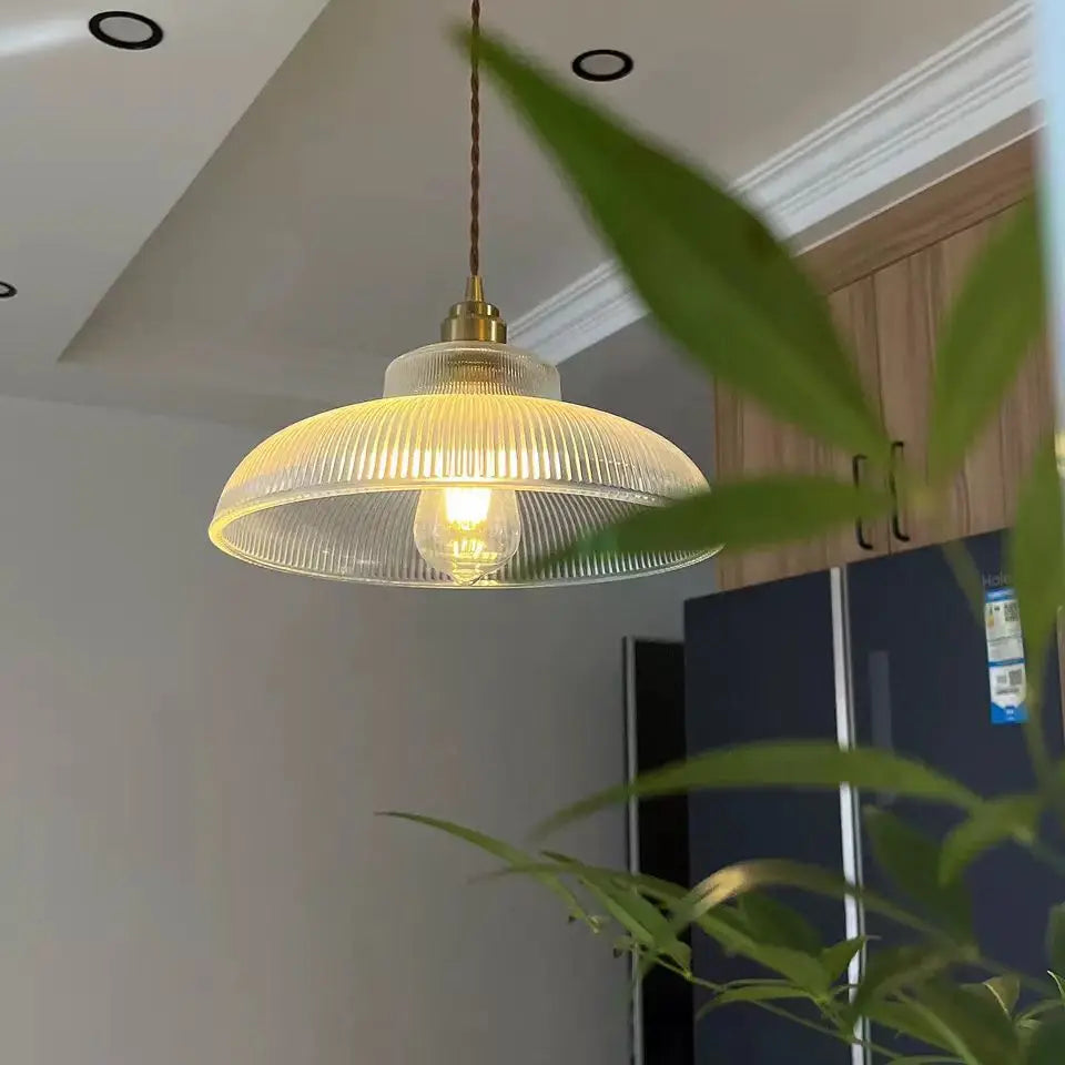 Lampe suspendue vintage vert transparent rayures cordon salon chambre dorée ledambiante