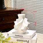 vase porcelaine blanc noir moderne sculptural abstrait plis irréguliers strié fleurs