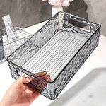bac rangement transparent texture ondulée moderne salle bain contenant parfum lotion brosse dents crème