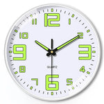 horloge murale luminoise antique aiguille fond noir numéros blancs vert fluo salon decoration
