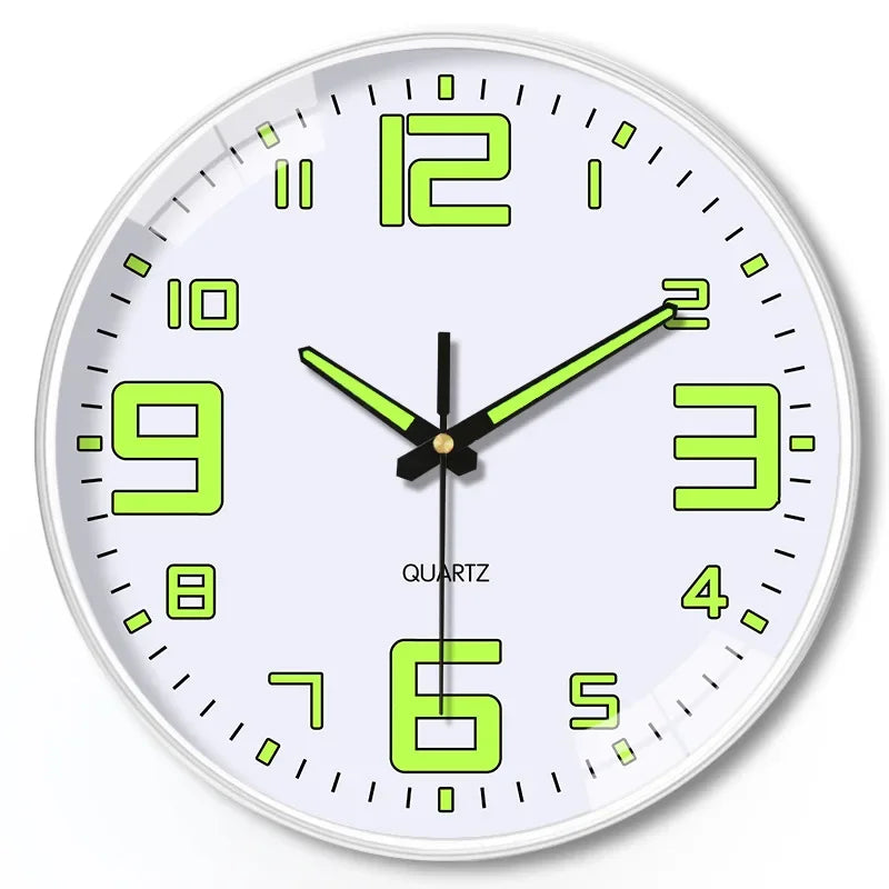 horloge murale luminoise antique aiguille fond noir numéros blancs vert fluo salon decoration