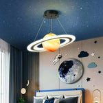 Suspension lumineuse planète marbrée étoiles nuages astronautes décoration chambre thème spatial moderne