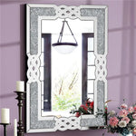 Miroir décoratif argenté avec cadre en forme de nœuds celtiques, parfait pour orner les murs d'une pièce moderne.