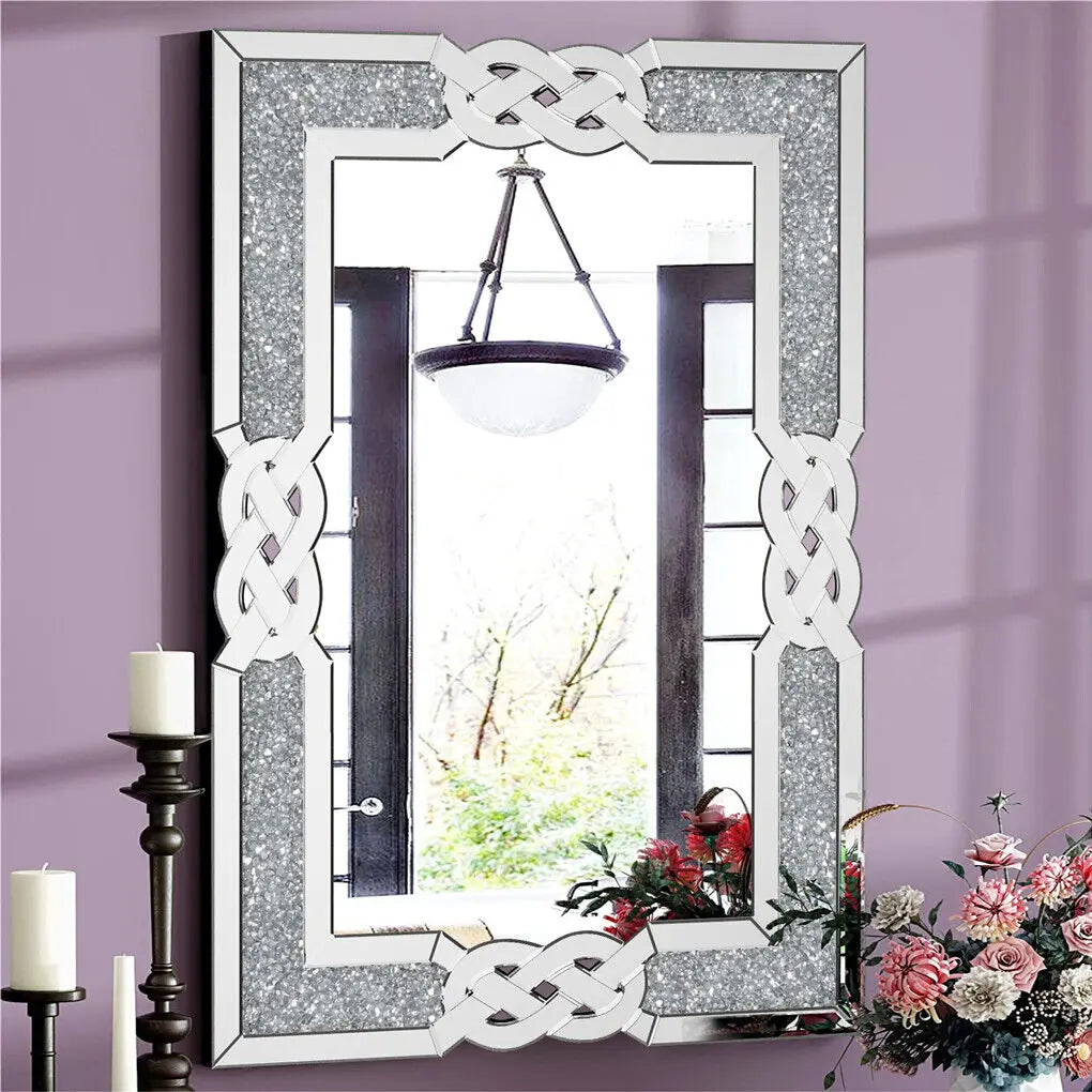 Miroir décoratif argenté avec cadre en forme de nœuds celtiques, parfait pour orner les murs d'une pièce moderne.