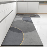 Tapis de cuisine moderne avec des motifs géométriques gris et dorés sur fond clair.