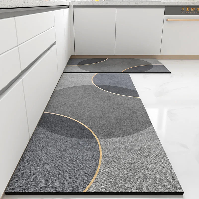 Tapis de cuisine moderne avec des motifs géométriques gris et dorés sur fond clair.