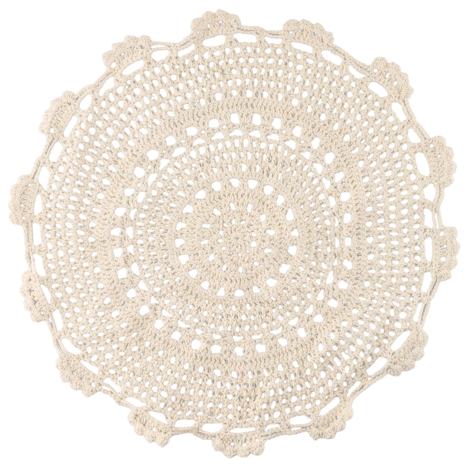 Détail du motif floral en crochet sur napperon blanc