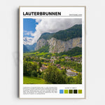 Un village suisse niché dans une vallée montagneuse, entouré de falaises escarpées, d'une végétation luxuriante et d'un ciel bleu parsemé de nuages blancs, offrant une vue pittoresque et sereine sur le paysage alpin.