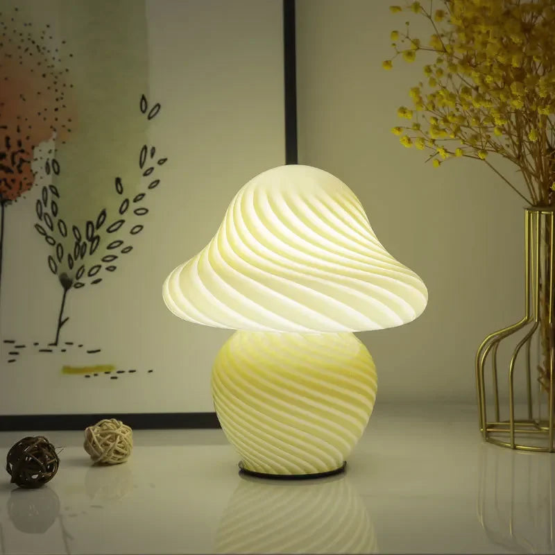 Détail du verre rayé translucide de la lampe champignon vintage