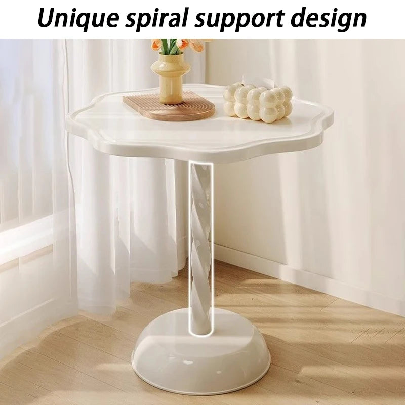 table basse moderne blanche ondulée spiralée tasses thé biscuits déco coquillage angel figurine