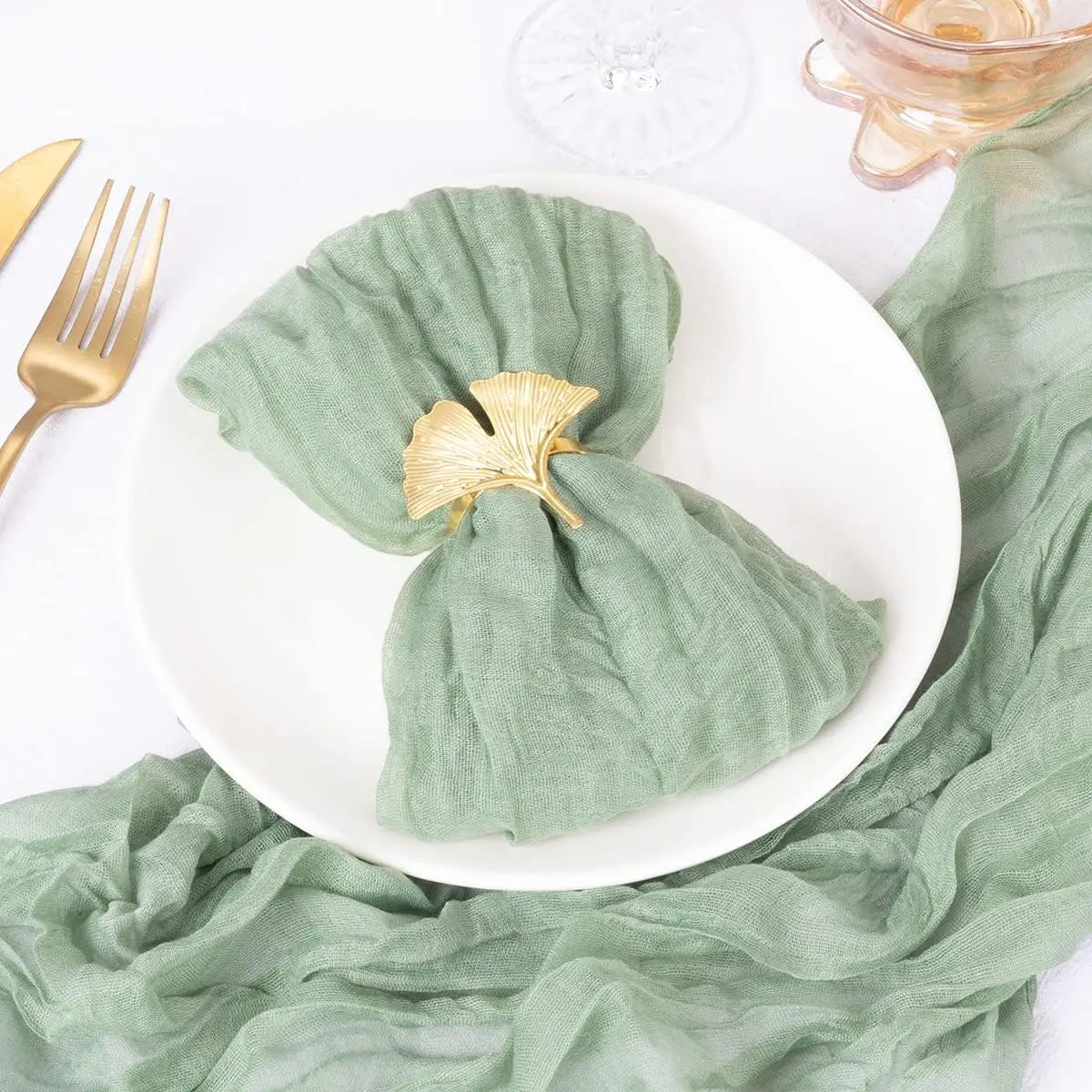 serviettes crêpe vert pastel serviettes table mariage classiques anneaux métalliques fleurs artificiellesétalesétales