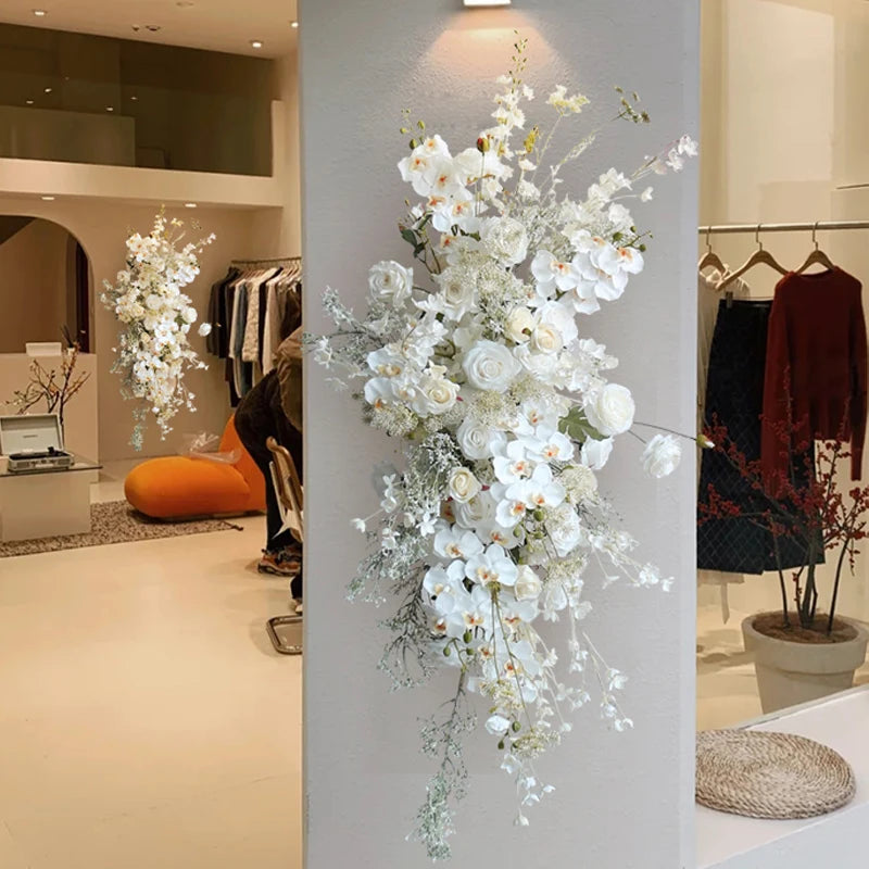 arche decorative moderne fleurs artificielles bouquet blanc rose pâle tissu translucide tringles dorées decoration