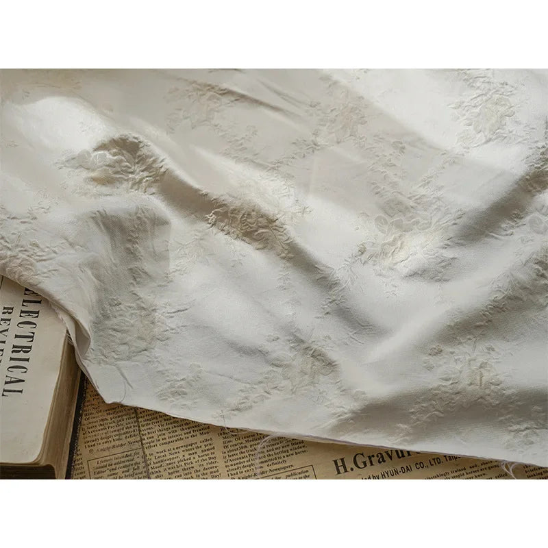 tissu blanc cassé fleurs relief polyester semi transparent classique vintage bricolage 160cm