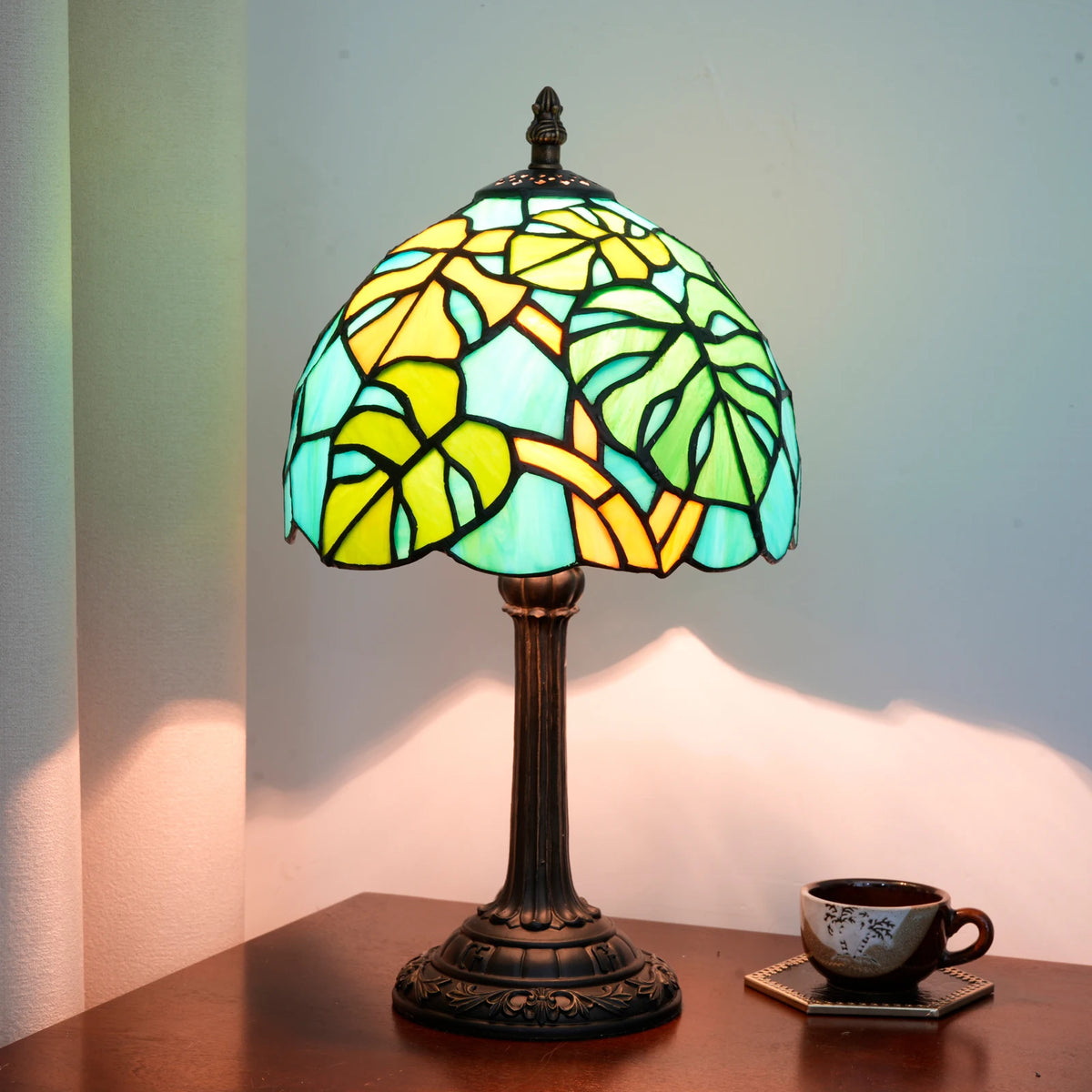 lampe table tiffany feuilles stylisées verre teinté vert bleu jaune brun mosaïque vitrail moderne