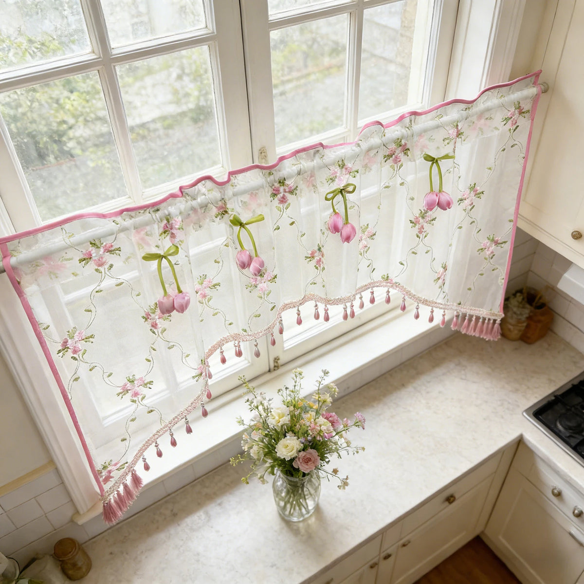 rideau floral transparent rose cerises franges perlées champêtre tringle intérieure maison