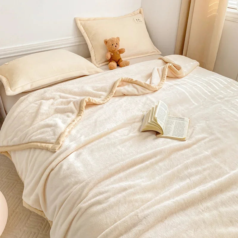 Chambre confortable avec une couverture beige moelleuse, un oreiller et un nounours en peluche sur un lit, à côté d'un livre ouvert, créant une atmosphère apaisante et reposante.