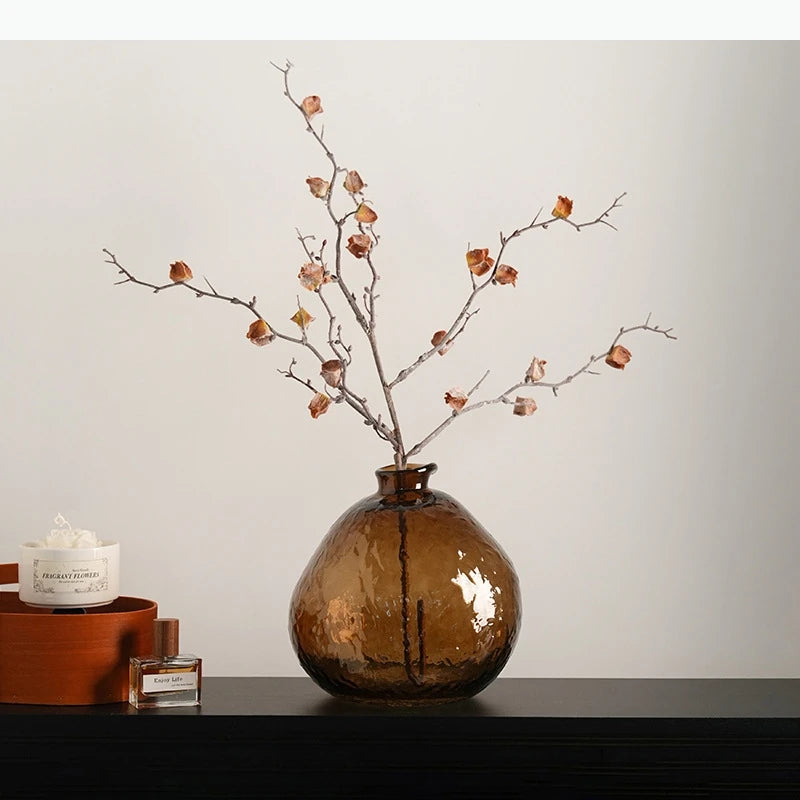 vase transparent brun clair forme arrondie branches fleurs décoration table moderne transparent texture bosselée