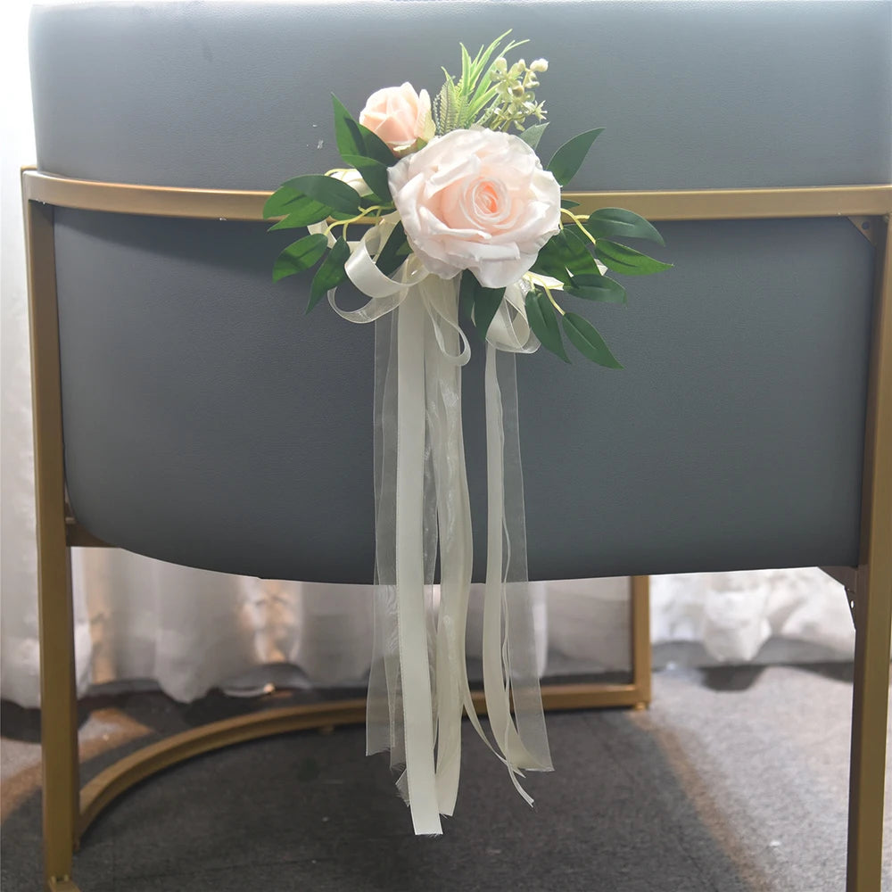 décoration mariage rose artificielle ruban eucalyptus feuilles verte chaise égliseextérieur