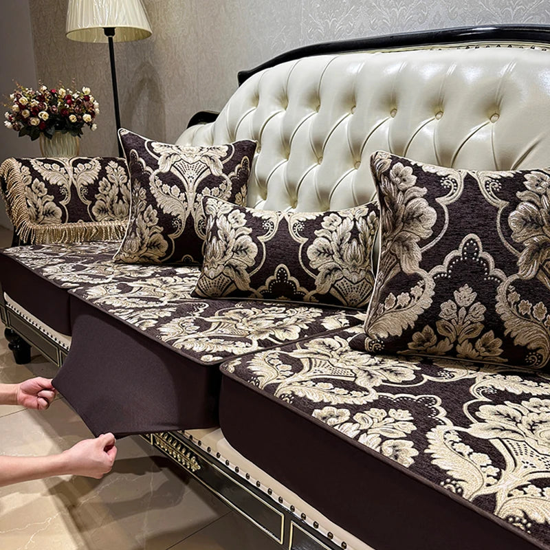 Un canapé en cuir blanc capitonné décoré de coussins aux motifs floraux sombres et élégants, une magnifique scène d'intérieur chic et raffinée.