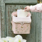 boîte lettres murale métal rose clair fleurs oiseaux vintage romantique motifs floraux doré postextérieur
