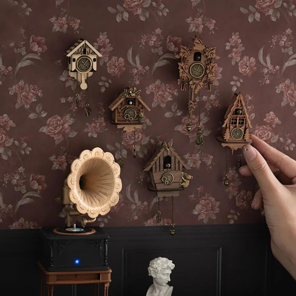 horloge murale vintage bois naturel motifs floraux aiguilles cadran doré artisanal miniature