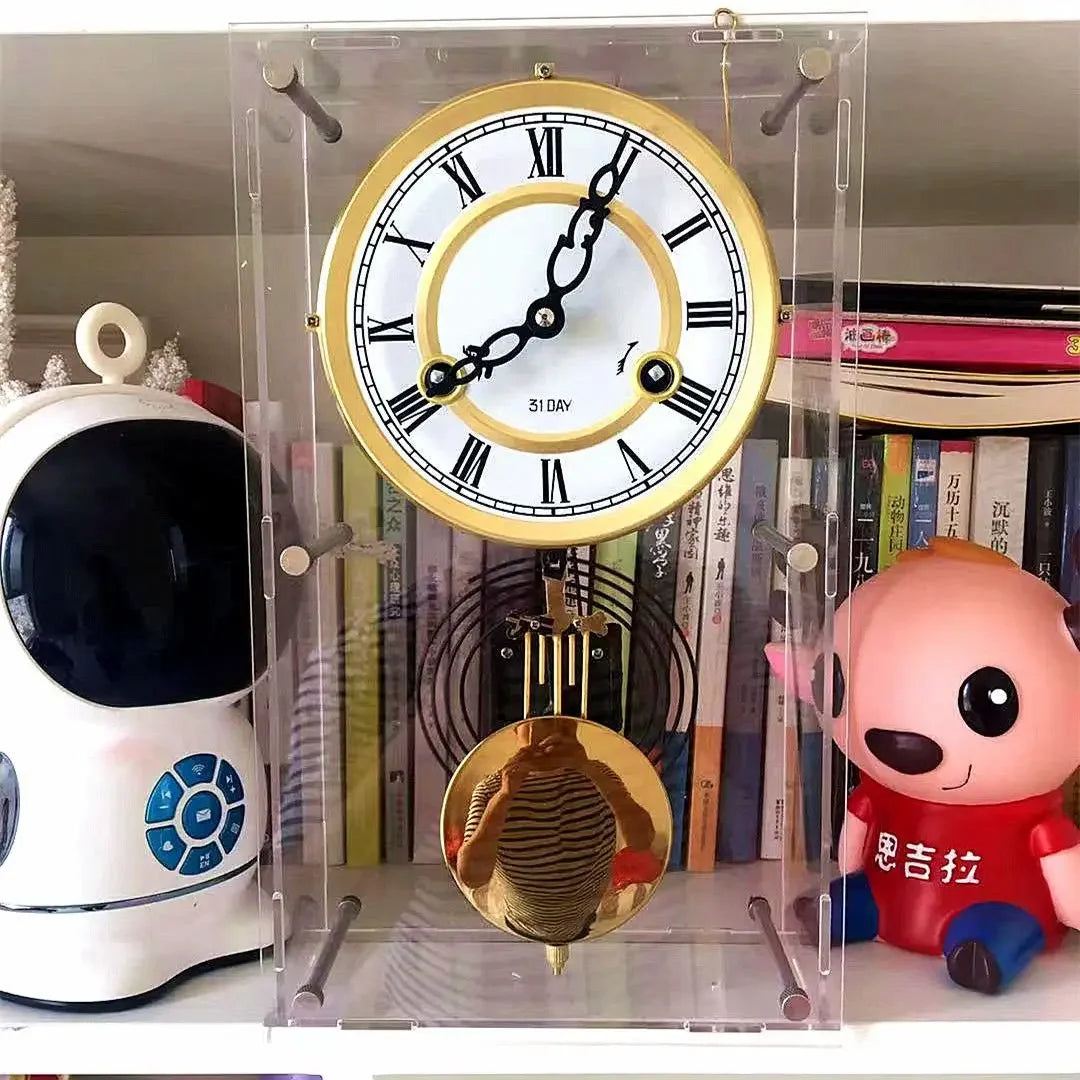 Horloge mécanique vintage blanche sur meuble bois