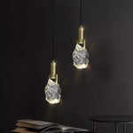 Détail du cristal et de la structure de la lampe suspendue