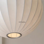 suspension lumineuse soie blanc crème forme sphérique motif rayé minimaliste lumière led chambre étude