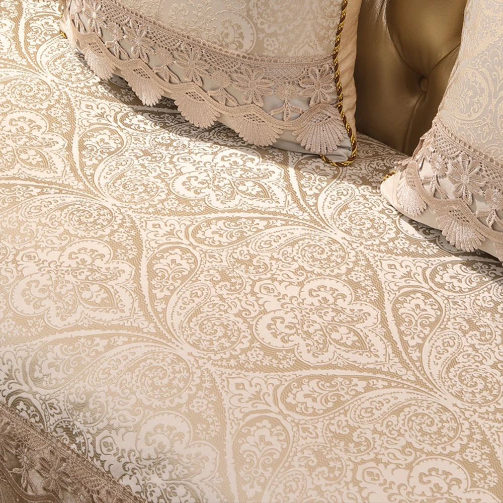 Gros plan de la finition délicate et ornementée d'un vêtement en dentelle beige, avec des motifs floraux et des détails de broderie.