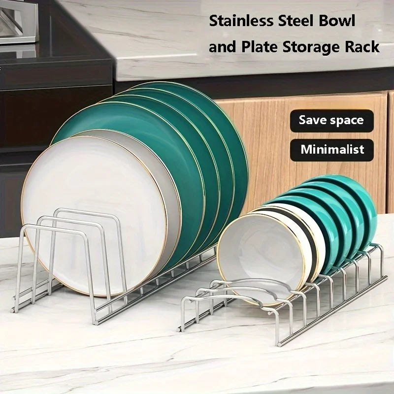 rangement vaisselle moderne assiettes bols planche découpe herbes aromatiques bouteille liquide assiettes argenté vert
