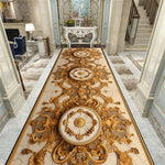 Un somptueux parquet décoré de motifs élaborés et ornés de dorures créant une atmosphère de raffinement et d'élégance dans cette pièce somptueuse.