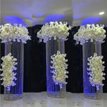 colonne décorative moderne élégante dorée blanche fleurs artificielles mariage décoration scène intérieure