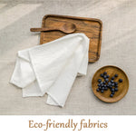 Une texture en lin naturelle et des accessoires en bois soulignent le caractère écologique de ces tissus.