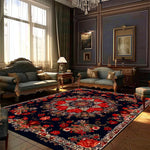 Une salle de séjour élégante avec un mobilier de style traditionnel, de luxueux rideaux et un tapis persan coloré qui ajoute une touche chaleureuse à l'espace.