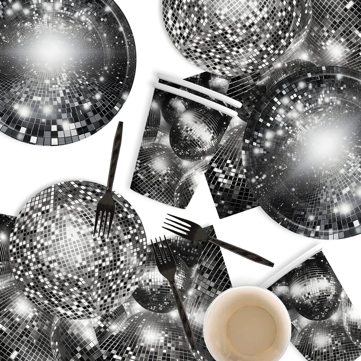 assiettes argentées moderne serviettes noires cuillères festives disco brillantes anniversaire événement celebration joyeuse