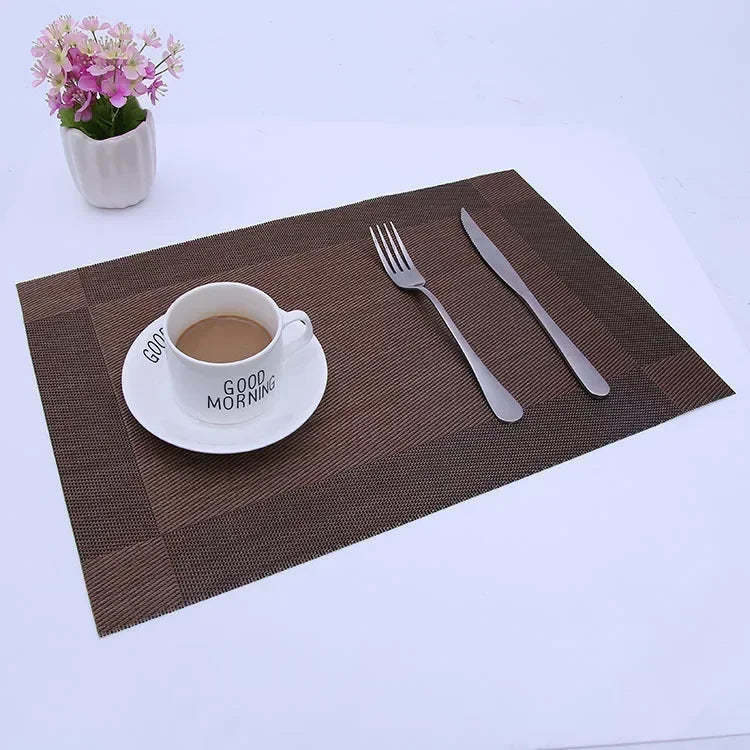 tapis table moderne rayures horizontales beige marron gris clair assiette cuillère couteau tasse