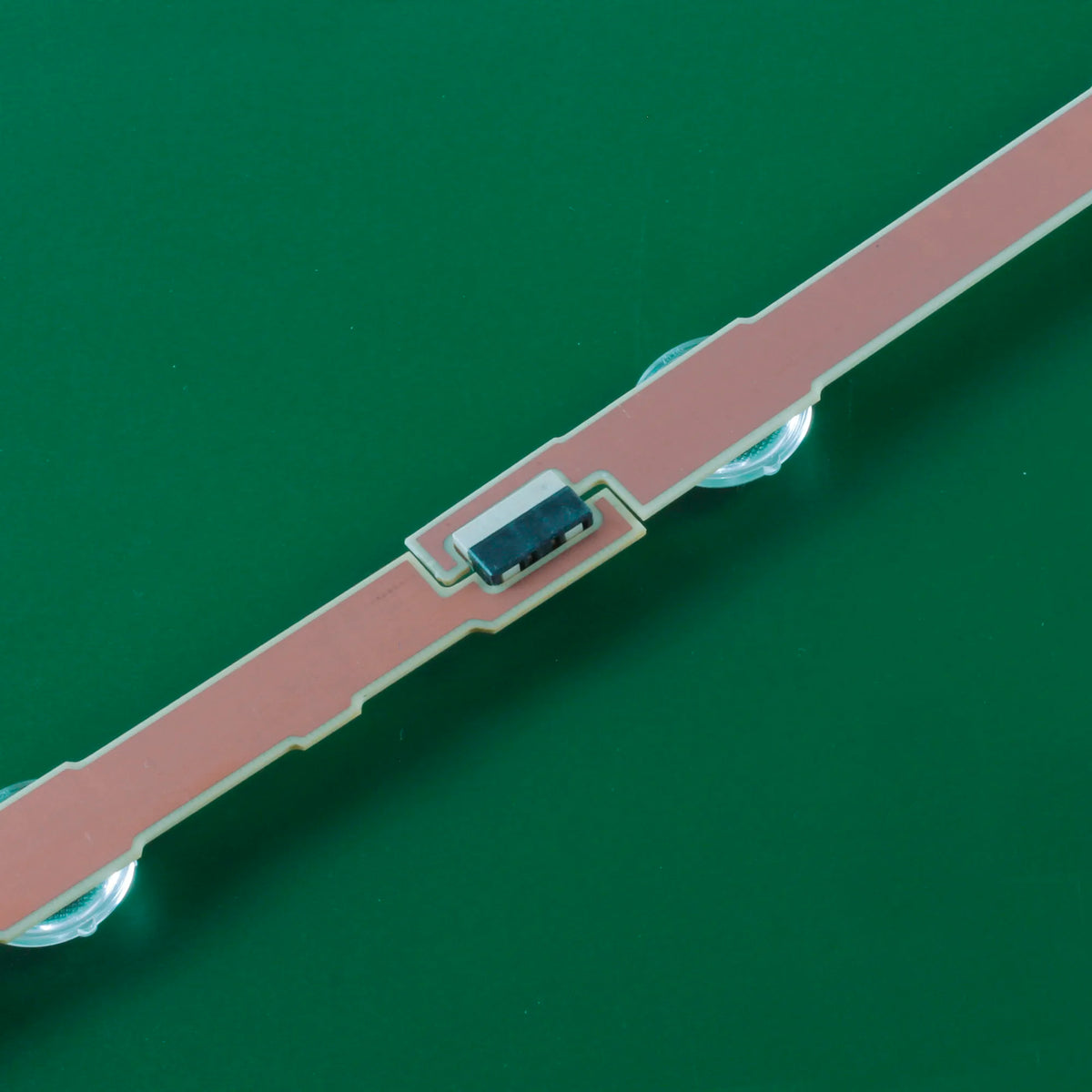 ruban led blanc adhésif moderne connecteur doré fixations électronique
