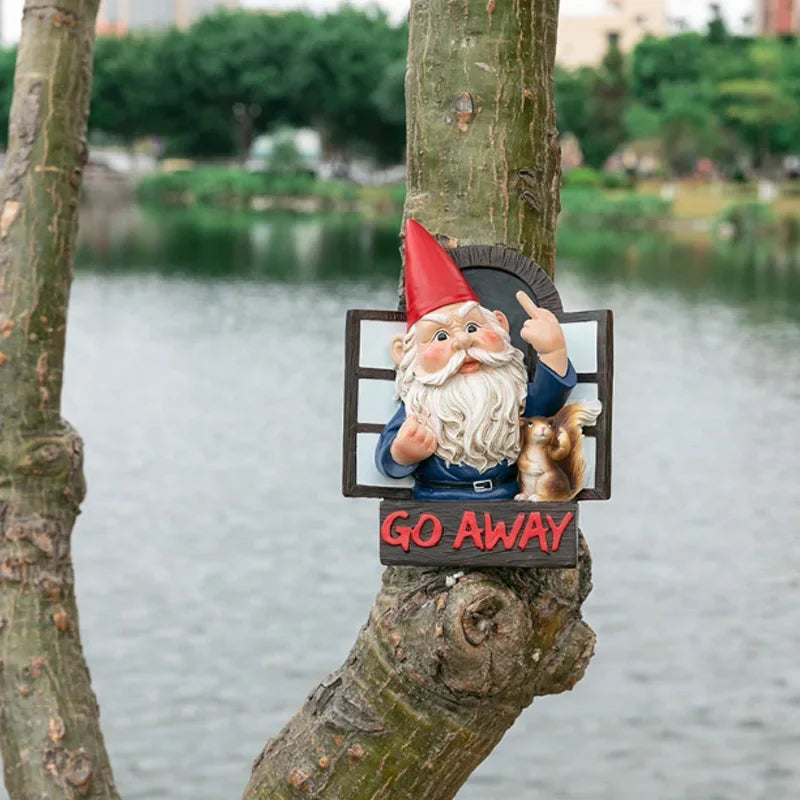statue gnome humoristique résine rouge blanc bleu écureuil plaque go away noel decoration exterieure