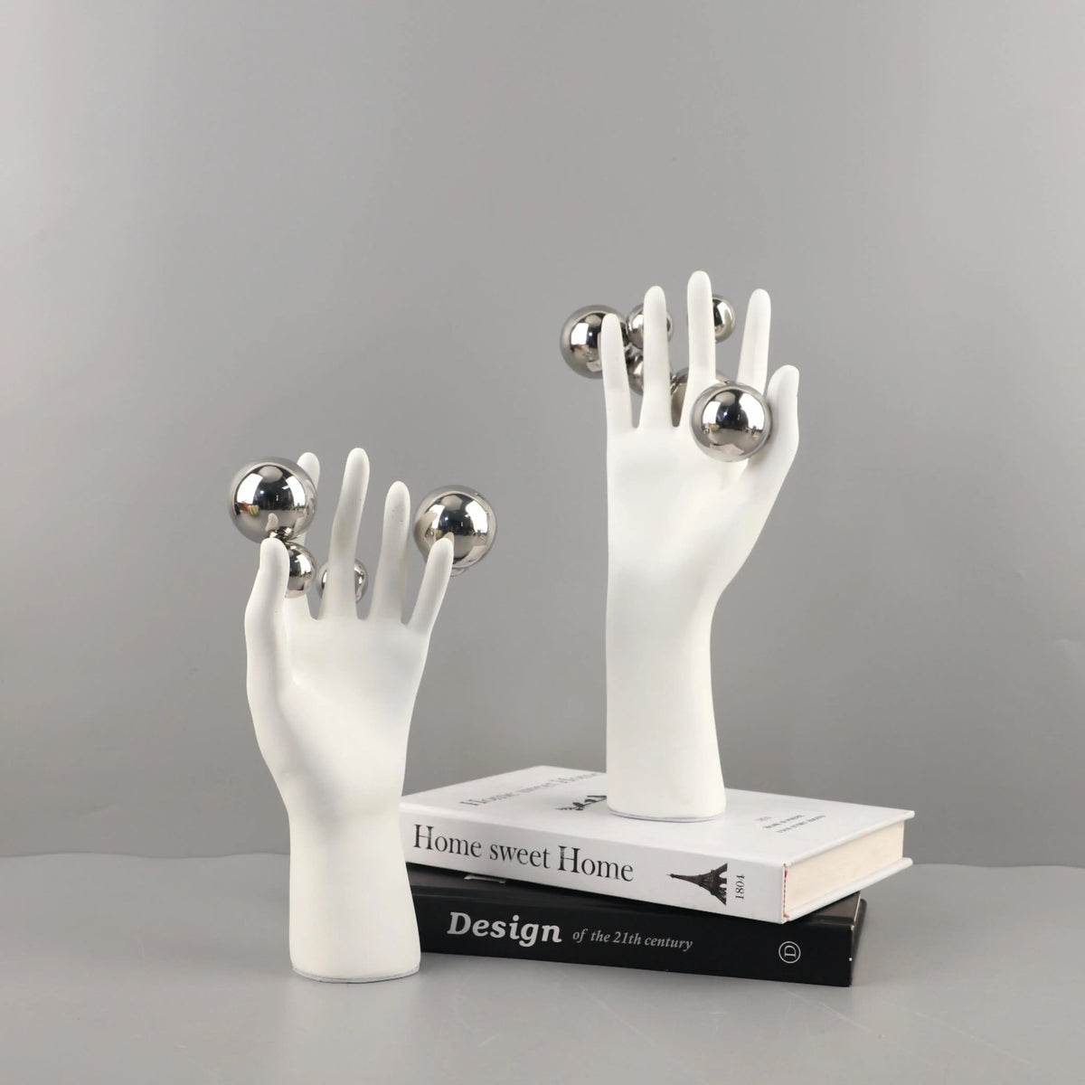 sculpture main humaine sphere argentee deco moderne blanc lisse brillante