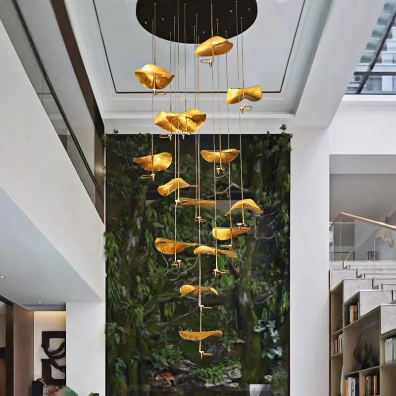 Suspension lumineuse moderne or texture feuille d'or câbles fins lumière chaude salon chambrehôtel