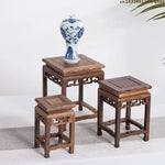 table bois foncée traditionnel gravures décoratives décoration vintage exposant figurines vases bonsaïs