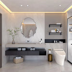 Une salle de bain moderne et épurée avec des éléments de design contemporains tels qu'un meuble vasque noir, des étagères murales et une large miroir.