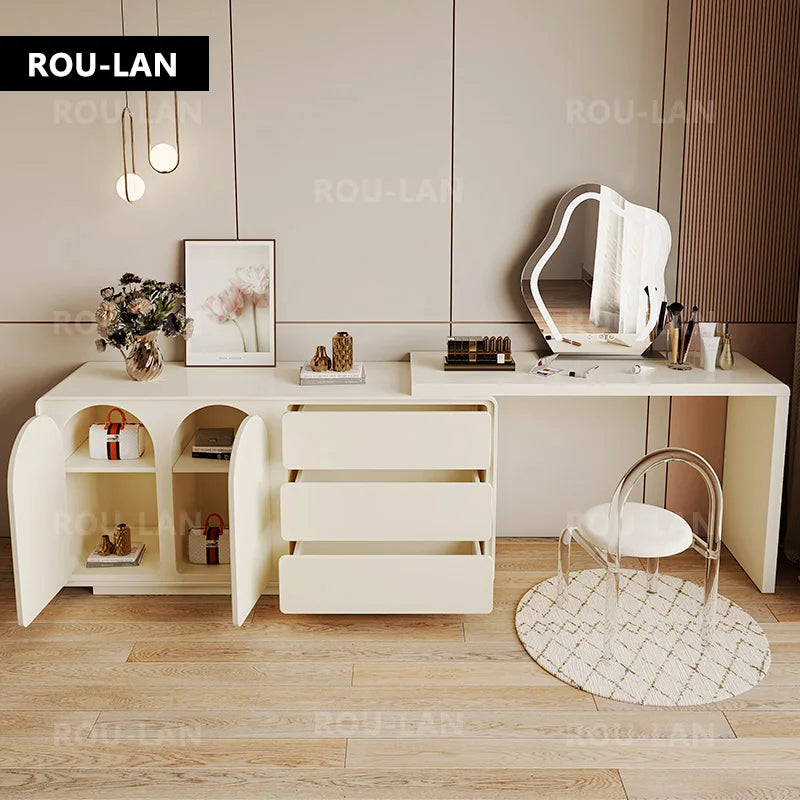 coiffeuse moderne minimaliste miroir rangement tiroirs blanc crème table maquillage tabouret tapis sculptures